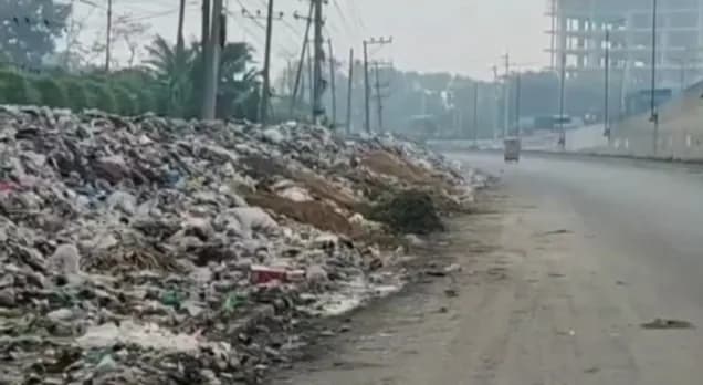 কালিয়াকৈর ঢাকা–টাঙ্গাইল মহাসড়কে ময়লার স্তুপে জনদুর্ভোগ চরমে, দুর্গন্ধে অতিষ্ঠ পথচারী ও যাত্রীরা