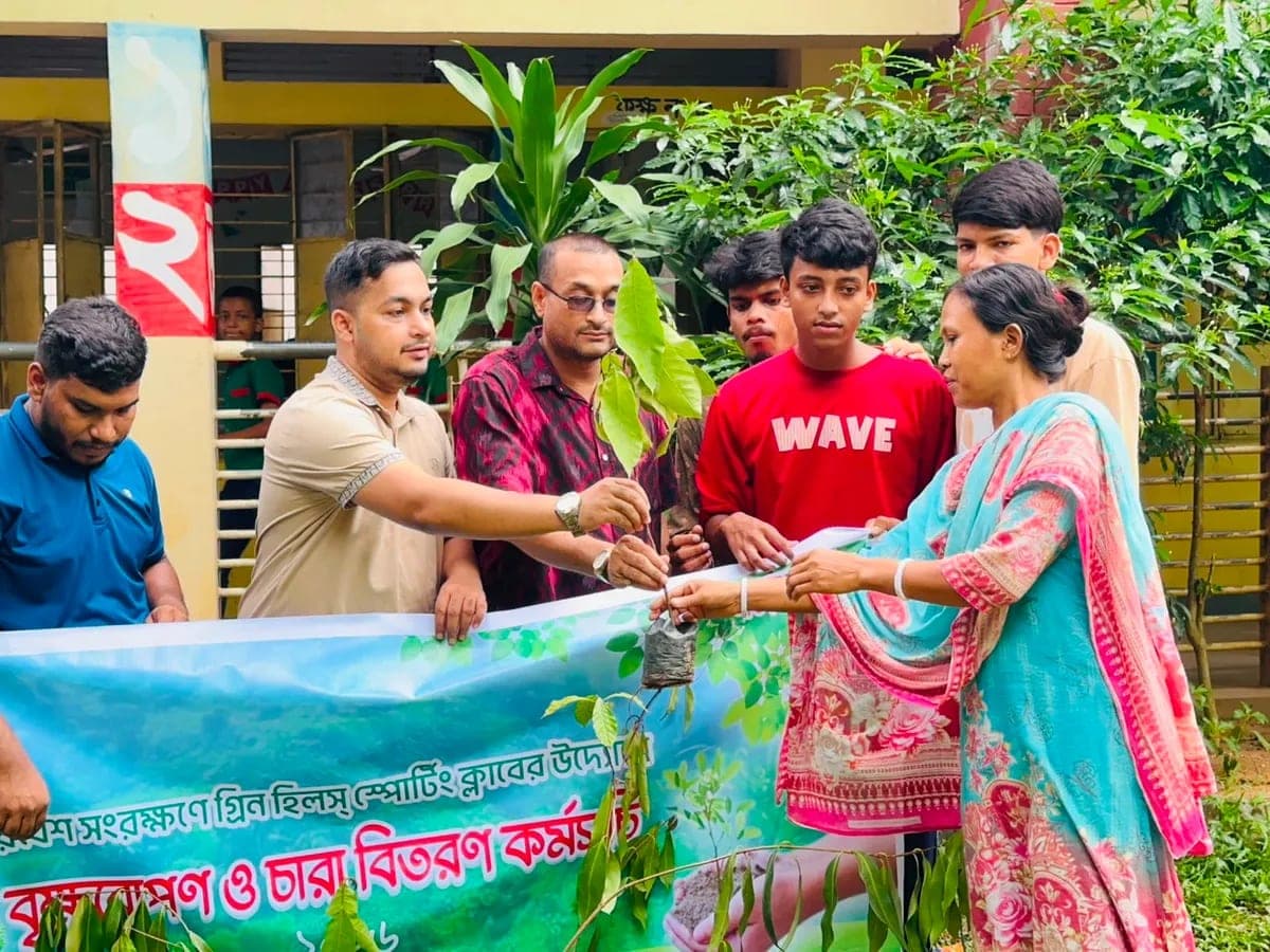 পরিবেশ রক্ষায় গ্রিন হিলস্ স্পোর্টিং ক্লাবের বৃক্ষরোপণ ও চারা বিতরণ