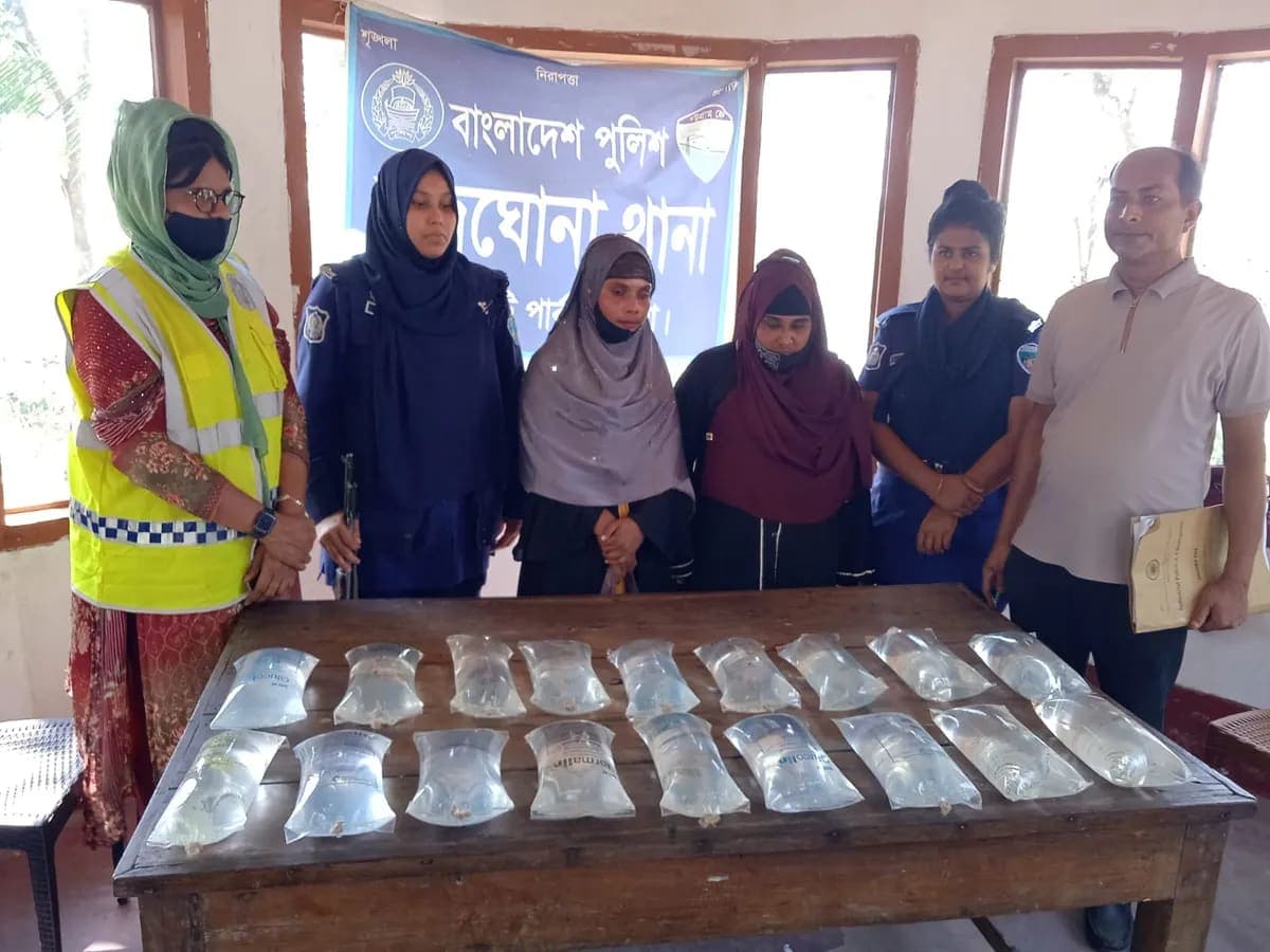 কাপ্তাইয়ে ১৮ লিটার চোলাই মদসহ দুই নারী আটক