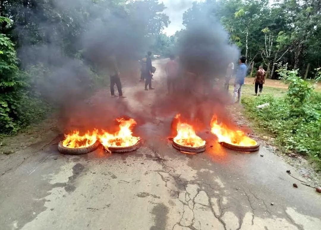 সাজেকে ইউপিডিএফ সদস্য হত্যার প্রতিবাদে আধাবেলা সড়ক অবরোধ
